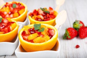 Obstsalat mit Erdbeeren, Orange und Granatapfel