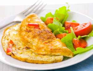 Omelett mit Paprika und Salat