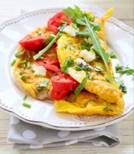 Rucola-Omelett mit Paprika und Schimmelkäse