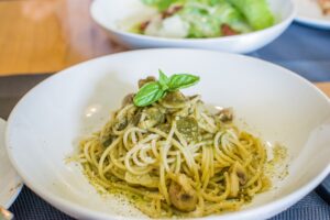 Pasta mit Champignons und Pesto