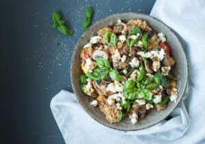 Quinoa Bowl mit Champignons und veganem Feta