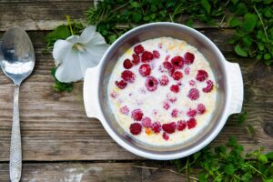 Chiasamen-Porridge mit Kokosmehl und Himbeeren