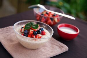 Porridge aus Kokosmehl mit Erdbeeren und Blaubeeren