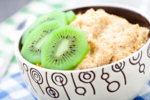 Porridge mit Kiwi und Apfel