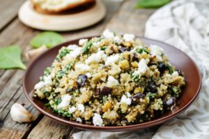 Quinoa-Auberginen-Pfanne mit Spinat und veganem Feta
