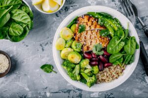 Quinoa-Bowl mit Hähnchenfilet und Gemüse
