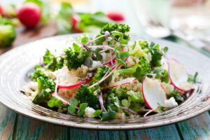 Quinoa-Brokkoli-Salat mit Mozzarella und Grapefruit-Dressing