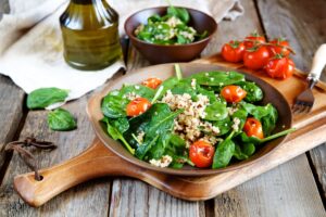 Quinoa-Salat mit Spinat und Kirschtomaten