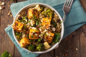 Quinoa mit Brokkoli, Mandeln und Tomaten-Tofu