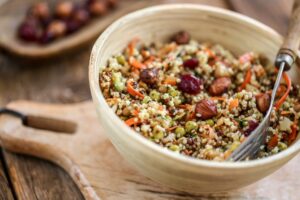 Quinoa Bowl mit Feta, Erbsen und Möhren