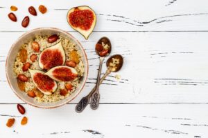 Feigen-Quinoa mit Mandeln und Rosinen