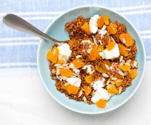 Quinoa Bowl mit Orange und Ziegenkäse