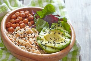 Quinoa Bowl mit Kichererbsen und Avocado
