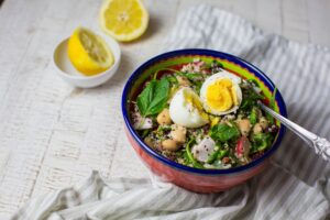 Quinoa Bowl mit Kichererbsen, Radieschen und Ei