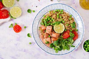 Quinoa mit Lachs, Erbsen und Salat