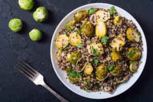 Quinoa mit Rosenkohl und Lauch