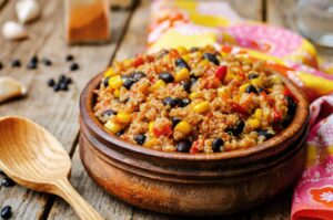 Quinoa Bowl mit schwarzen Bohnen, Mais und Paprika