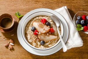 Quinoa-Porridge mit gedünsteter Birne und Beeren