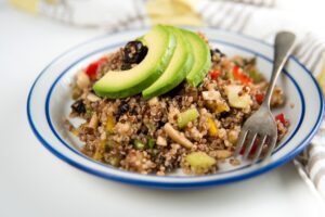Quinoa Bowl mit Paprika, Gurke und Avocado