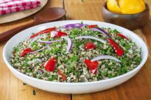 Quinoa mit Paprika, roter Zwiebel und frischer Petersilie