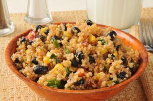 Quinoasalat mit schwarzen Bohnen, Mais und Gemüse