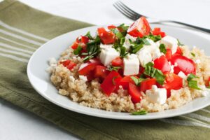 Quinoasalat mit Tomaten, Paprika und veganem Feta