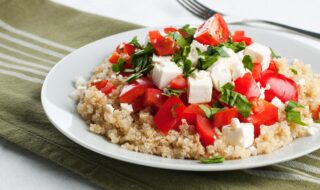 Quinoasalat mit Tomaten, Paprika und veganem Feta