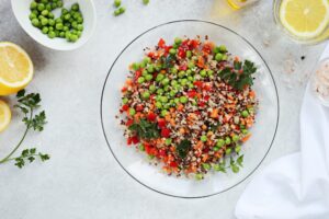 Quinoasalat mit Erbsen, Paprika und Möhren
