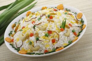 Reis mit Gemüse und Cashewkernen