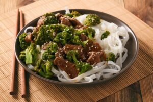 Rindfleisch mit Reisnudeln und Brokkoli