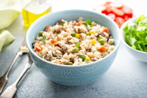 Reispfanne mit Hackfleisch, Tomaten, Erbsen und Mais