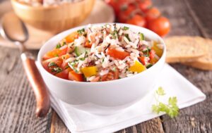 Reissalat mit Gurke, Tomaten und Paprika