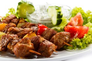 Rinderspieße mit Salat und Kräuterdip