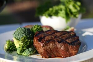 Rinderhüfte mit Brokkoli und Salat