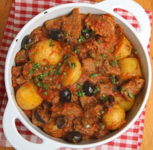 Rindfleischeintopf mit Kartoffeln, Oliven und Kapern