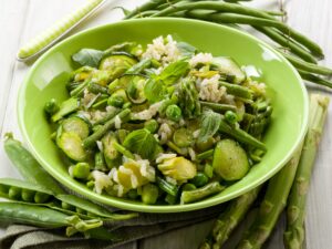 Risotto mit Zucchini, grünen Bohnen, Erbsen und grünem Spargel