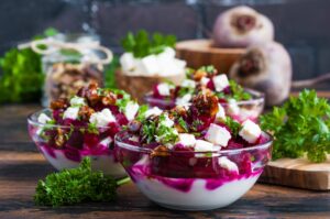 Salat-Bowl mit rote Bete, veganem Feta und Sojajoghurt