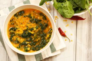 Rote Linsen-Suppe mit Spinat und Chili