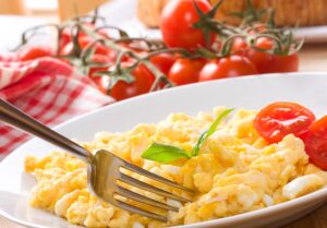 Rührei mit Mozzarella und Tomaten