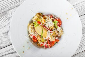 Hühnchen-Artischocken-Salat mit Parmesancracker