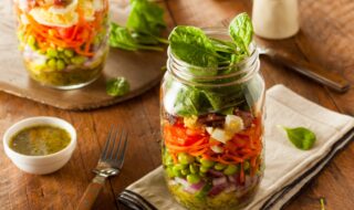 Salat mit Blattspinat, Möhre, Erbsen und Ei