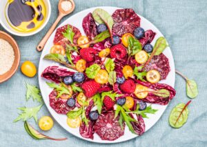 Salat mit Blutorange, Himbeeren und Tomaten