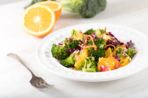 Brokkoli-Salat mit Sonnenblumenkernen und Orange