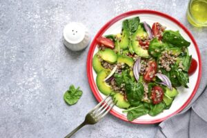 Salat mit Buchweizen, Avocado, Tomaten und Blattspinat