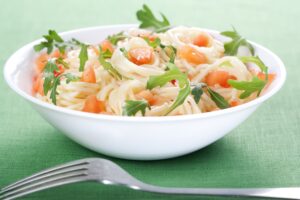 Spaghetti-Salat mit Rucola, Paprika und Parmezzano