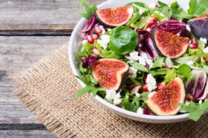 Salat mit Feigen, veganem Feta und Granatapfelkernen
