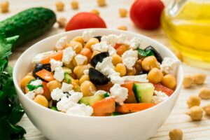 Salat mit Kichererbsen, Gurke, Möhren und veganem Feta