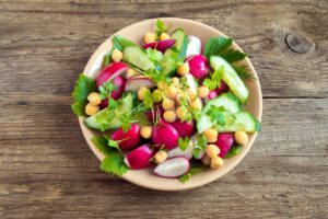 Salat mit Kichererbsen, Radieschen und Gurke