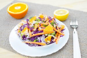 Salat mit Rotkohl, Rettich, Orange und Joghurtdressing