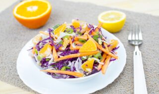 Salat mit Rotkohl, Rettich, Orange und Joghurtdressing